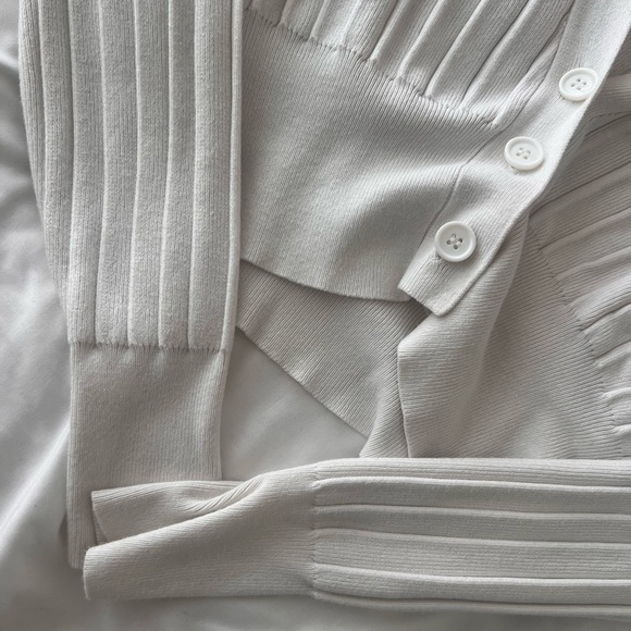 AMERICAN THREADS WHITE BUTTON UP SHORT CARDIGAN - Picture 5 of 5